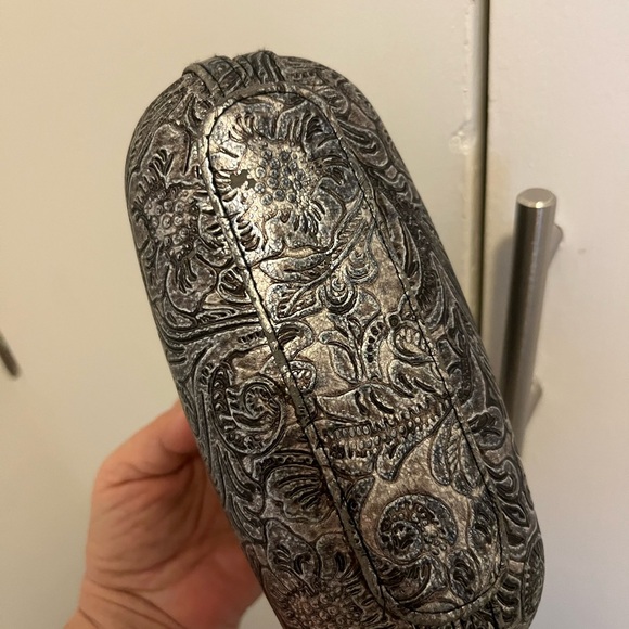 J & X NY Elegant Small Silver Floral Tooled Look Handbag with Brown Handle - Picture 4 of 8